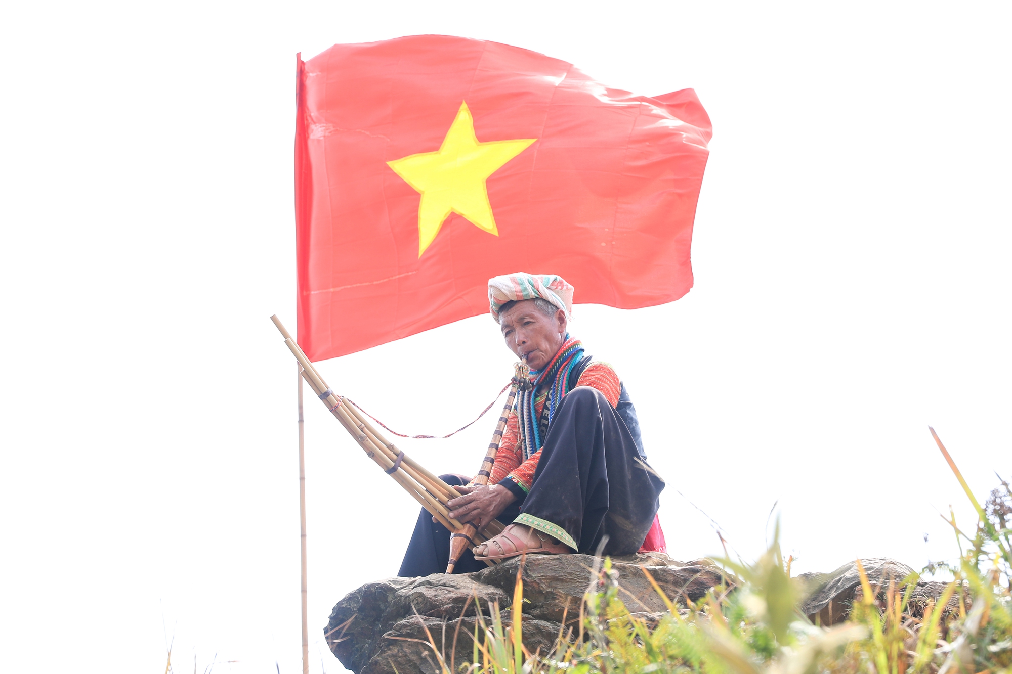 CUỘC THI ẢNH "THIÊNG LIÊNG CỜ TỔ QUỐC": Bay cao Việt Nam ơi!
