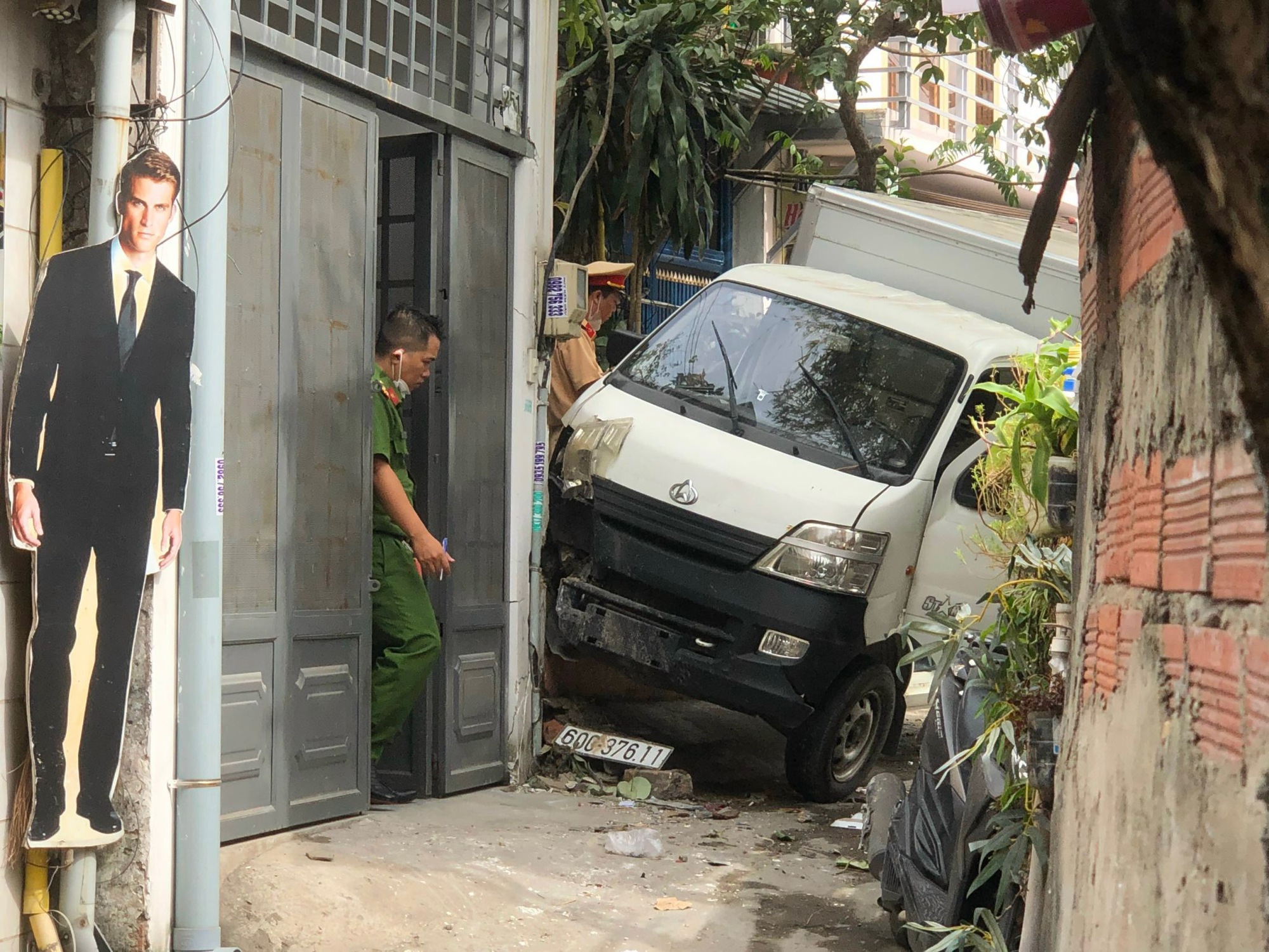 TP HCM: Xe tải gây 2 vụ tai nạn liên tiếp rồi lao vào nhà người dân