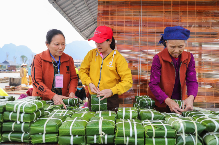 Ch&ugrave;a Tam Ch&uacute;c g&oacute;i 10.000 b&aacute;nh chưng tặng người ngh&egrave;o - Ảnh 3.