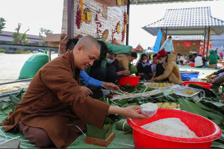 Chùa Tam Chúc gói 10.000 bánh chưng tặng người nghèo