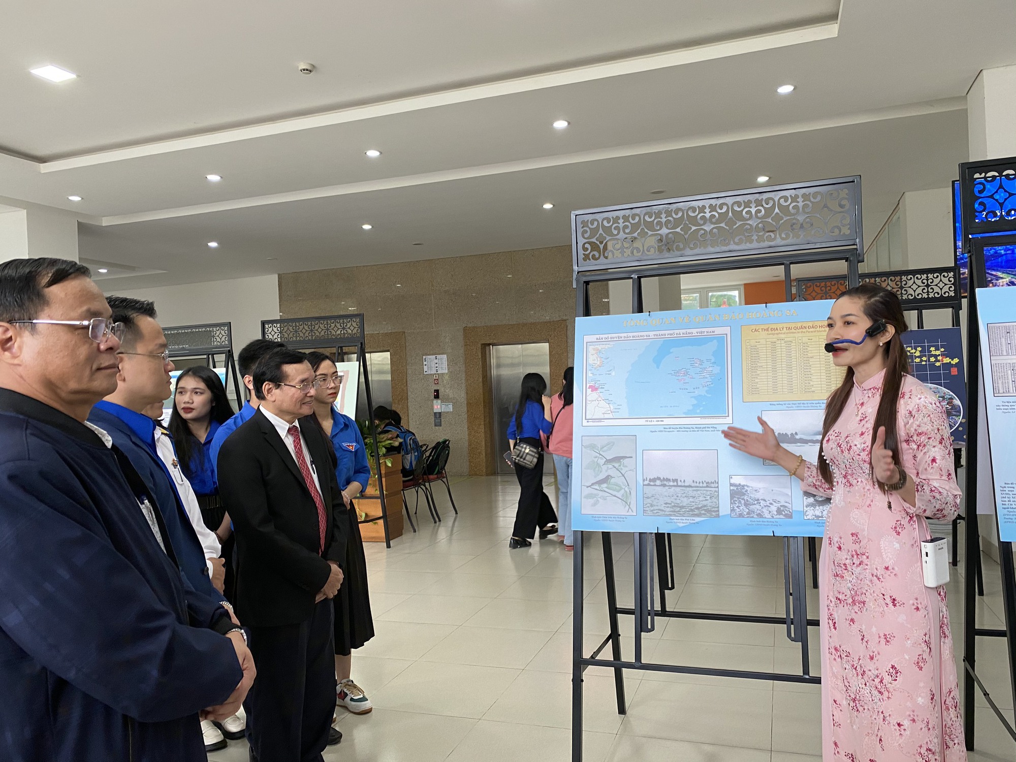Khai mạc triển lãm "Tuổi trẻ với biển đảo quê hương"