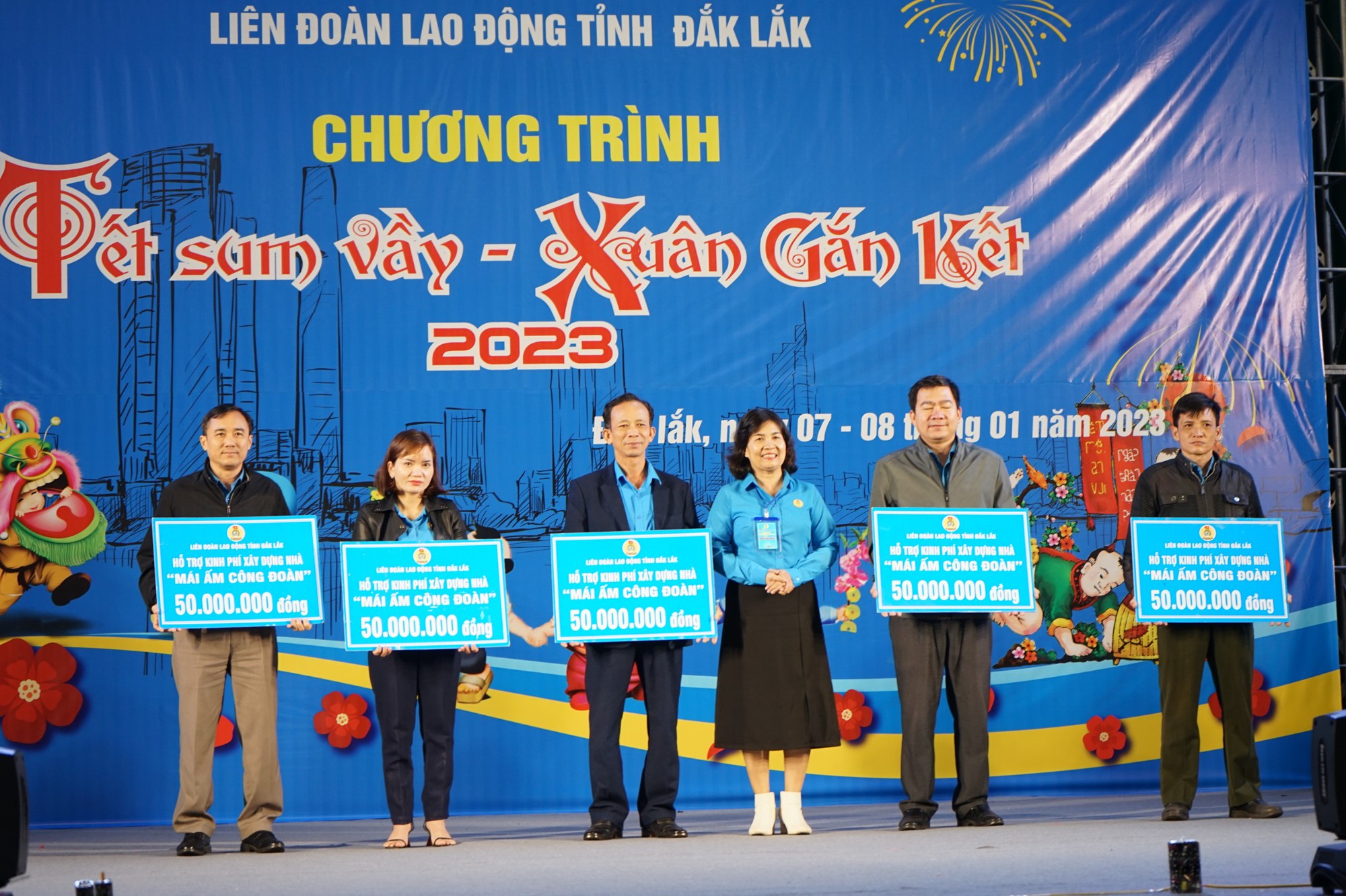 Tặng 5 M&aacute;i ấm C&ocirc;ng đo&agrave;n v&agrave; 500 phần qu&agrave; cho đo&agrave;n vi&ecirc;n, người lao động - Ảnh 3.