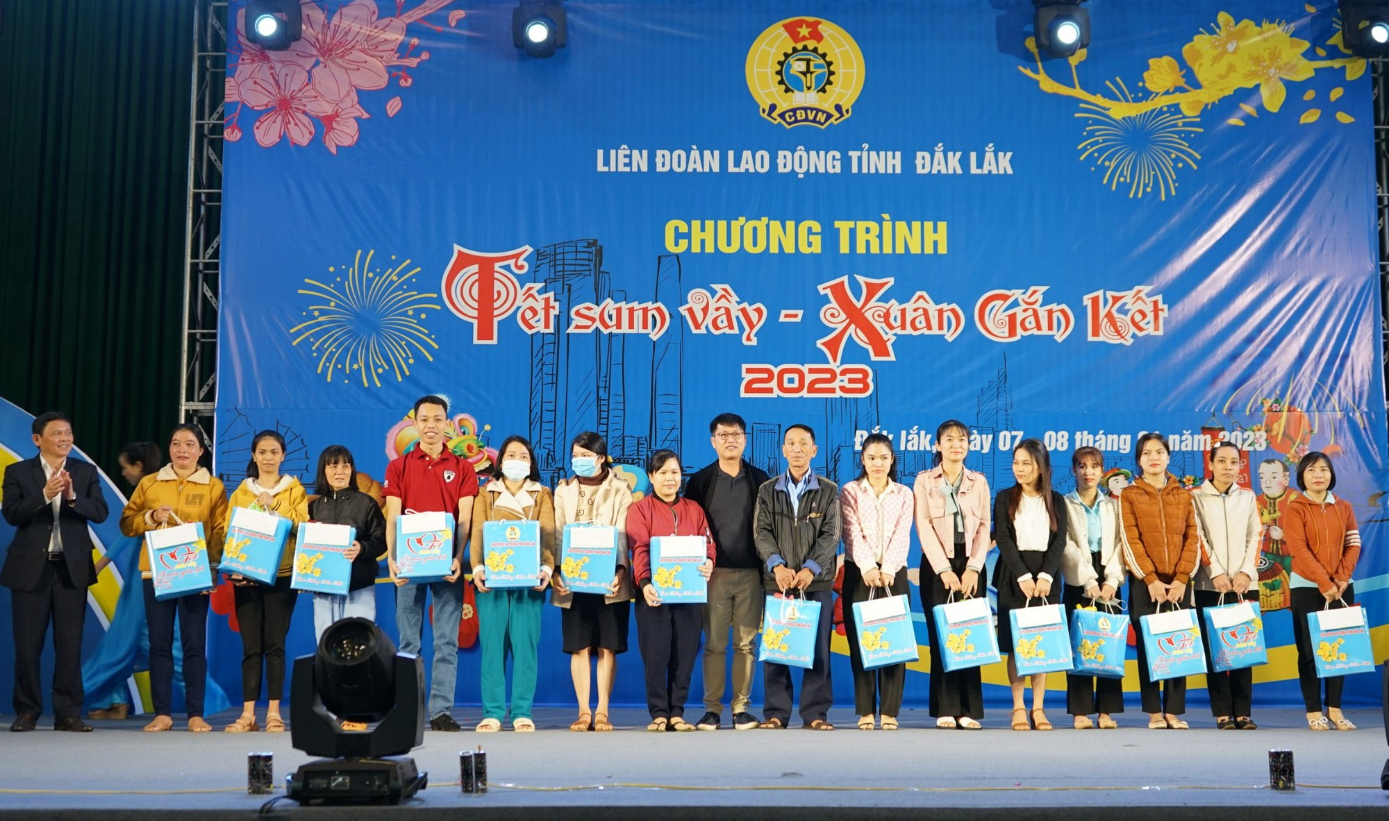 Tặng 5 M&aacute;i ấm C&ocirc;ng đo&agrave;n v&agrave; 500 phần qu&agrave; cho đo&agrave;n vi&ecirc;n, người lao động - Ảnh 1.