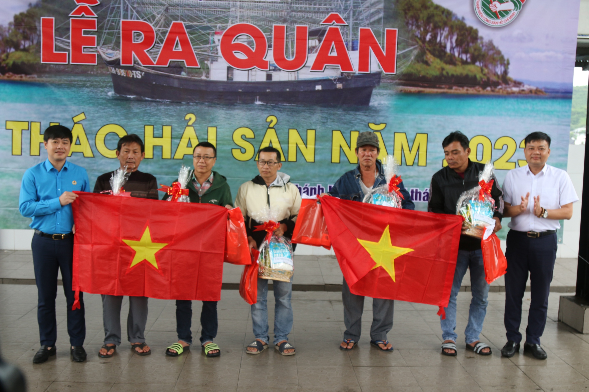 Kh&aacute;nh Ho&agrave;: Đồng h&agrave;nh c&ugrave;ng ngư d&acirc;n ra khơi b&aacute;m biển đầu năm - Ảnh 1.