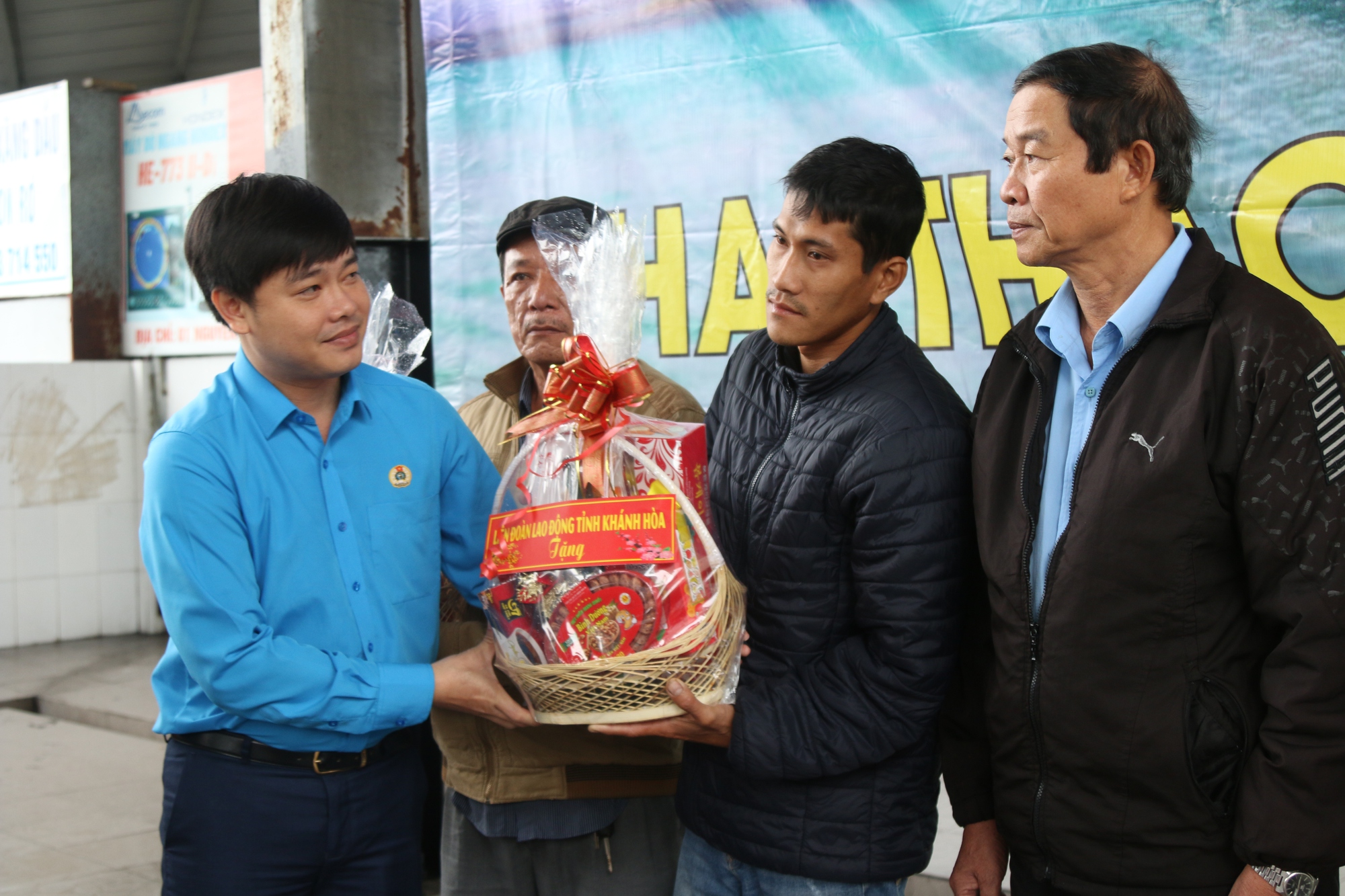 Kh&aacute;nh Ho&agrave;: Đồng h&agrave;nh c&ugrave;ng ngư d&acirc;n ra khơi b&aacute;m biển đầu năm - Ảnh 2.