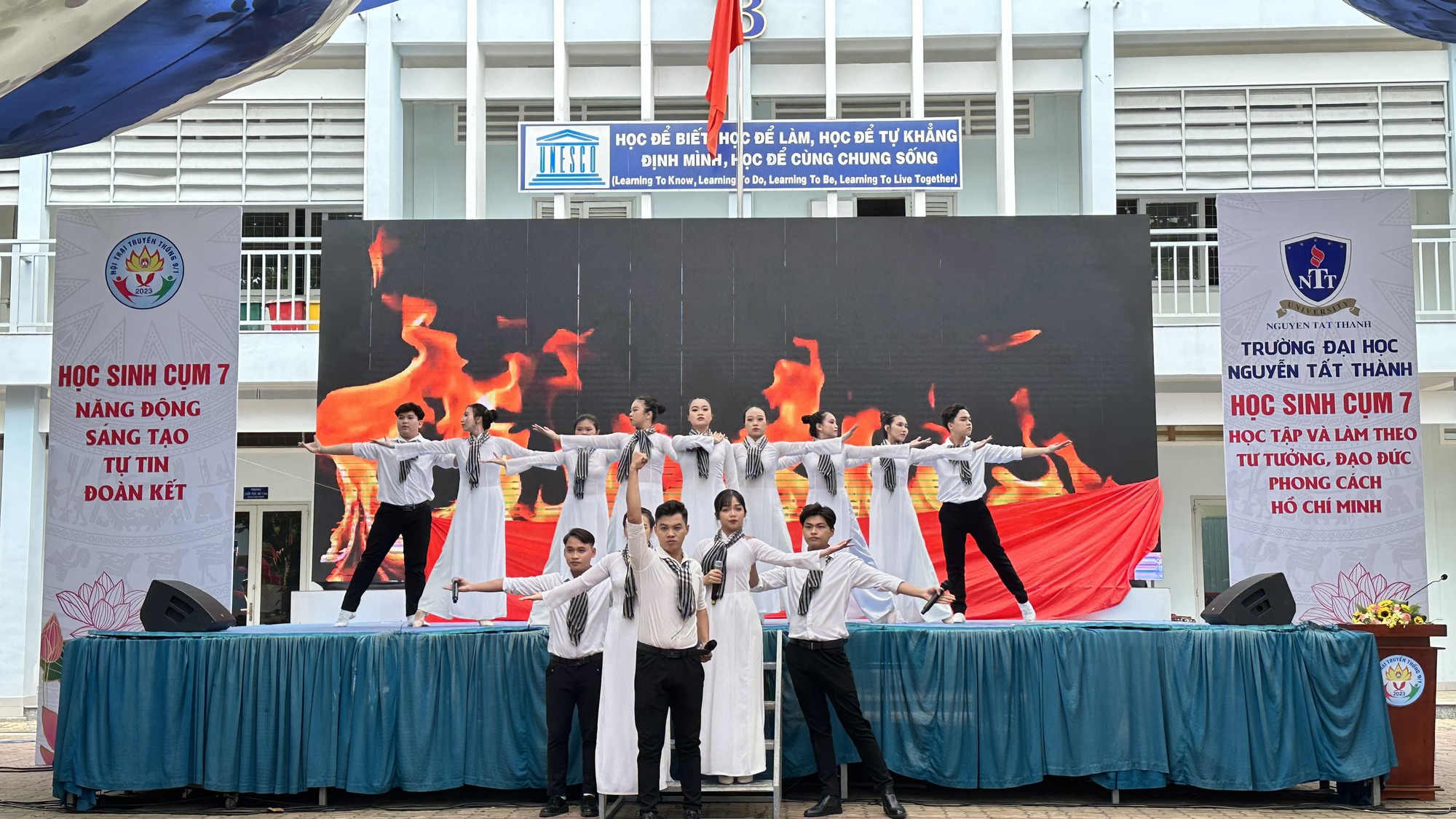 Học sinh TP HCM giữ g&igrave;n truyền thống, năng động, s&aacute;ng tạo - Ảnh 1.