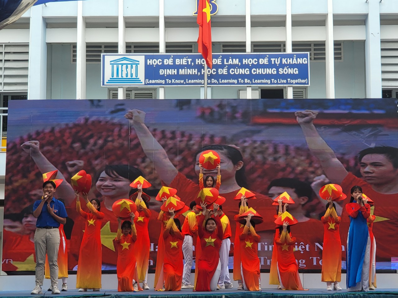 Học sinh TP HCM giữ g&igrave;n truyền thống, năng động, s&aacute;ng tạo - Ảnh 2.