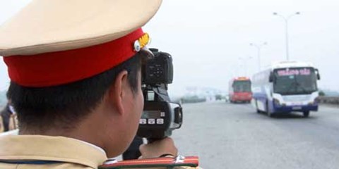 Một CSGT bị người vi phạm tông trọng thương