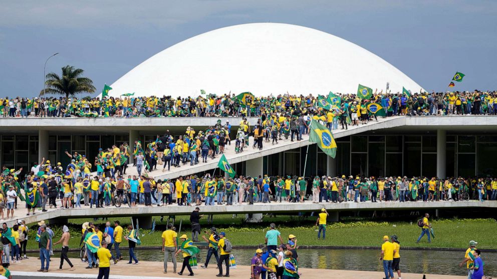 Brazil: Người biểu t&igrave;nh ủng hộ cựu Tổng thống Bolsonaro x&ocirc;ng v&agrave;o chiếm quốc hội - Ảnh 1.