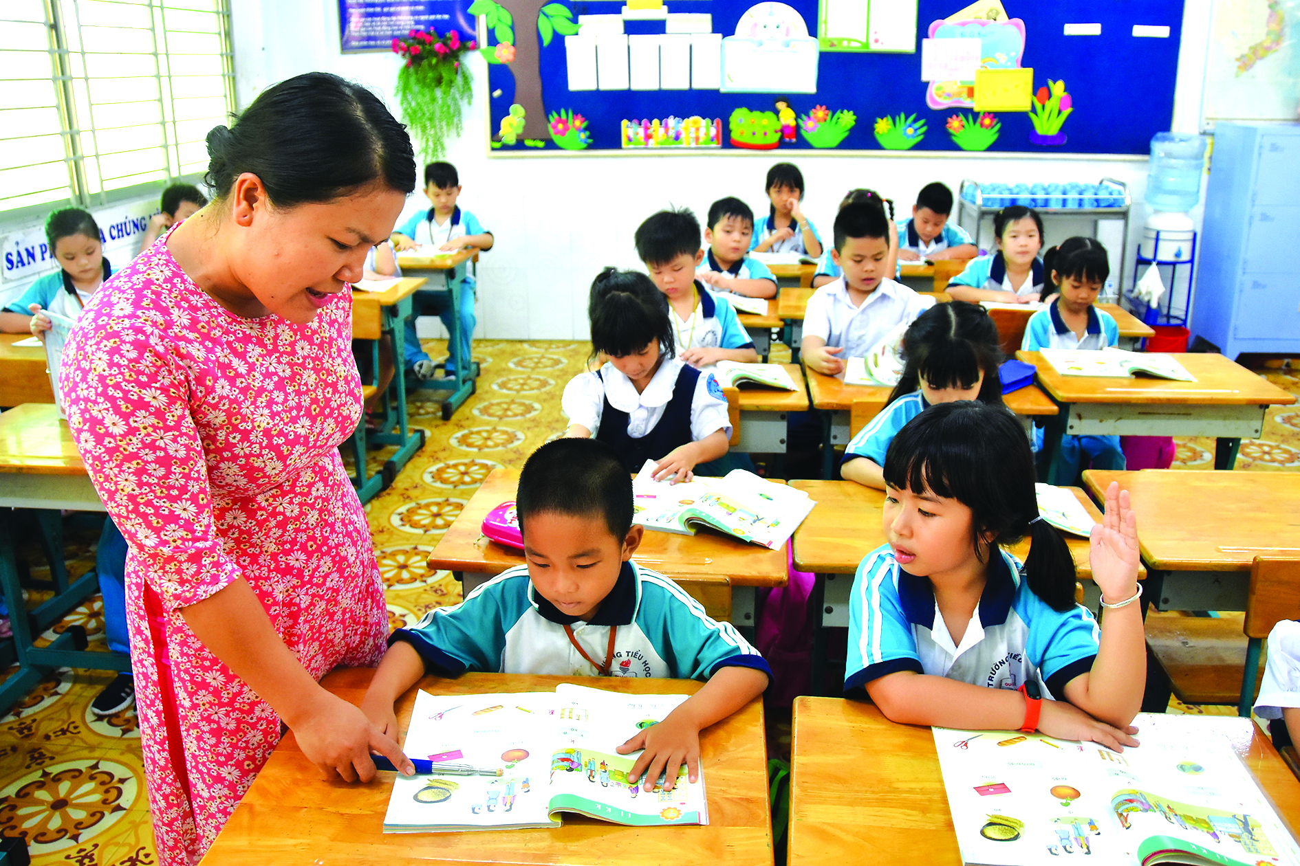 Nhớ ho&agrave;i  h&igrave;nh b&oacute;ng  thầy c&ocirc; - Ảnh 2.