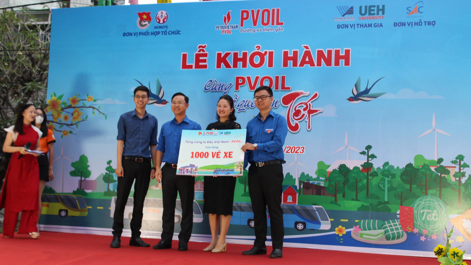 Những chuyến xe đo&agrave;n vi&ecirc;n cho sinh vi&ecirc;n xa nh&agrave; - Ảnh 2.