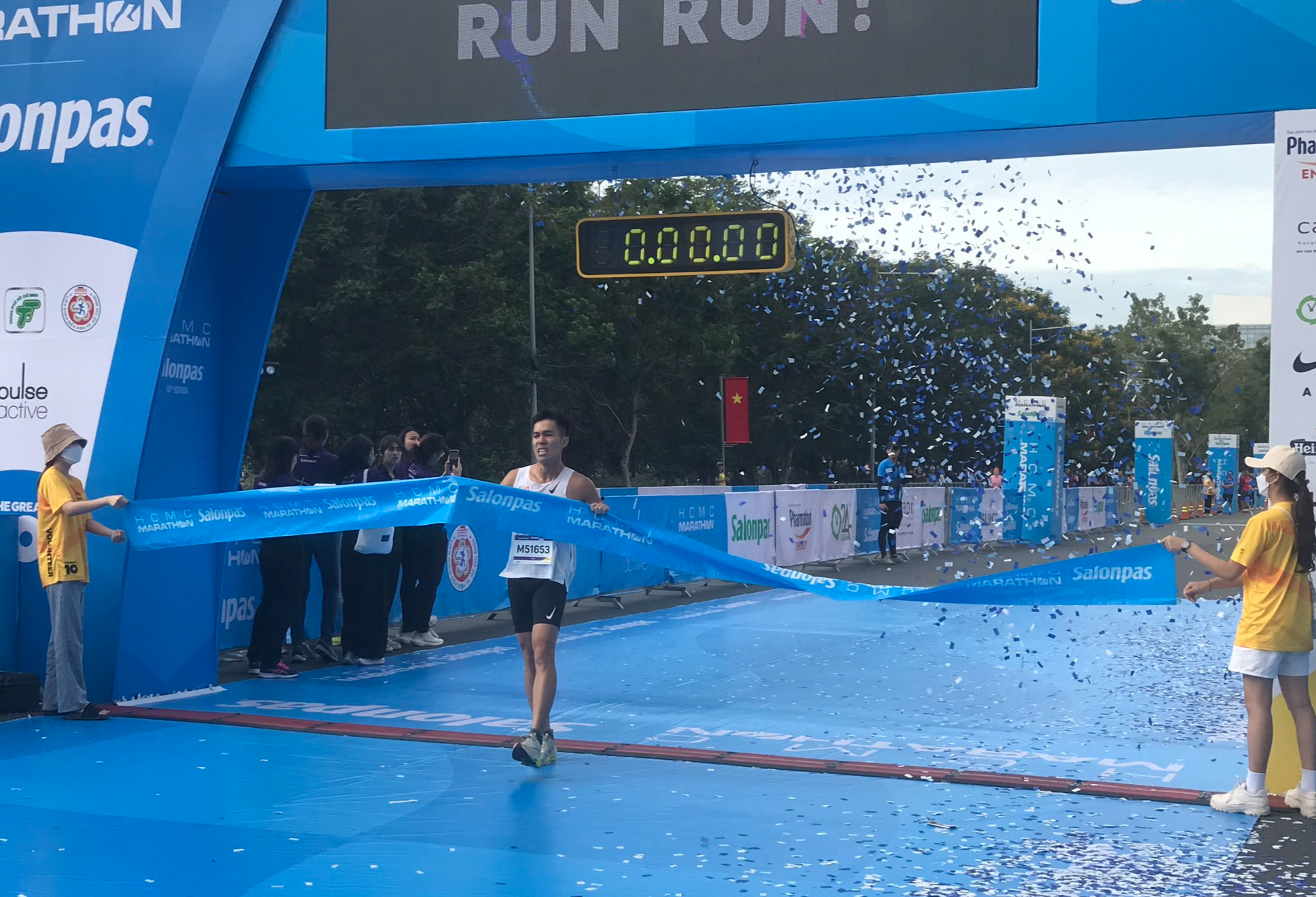 Nh&agrave; v&ocirc; địch SEA Games đăng quang giải Marathon TP HCM 2023 - Ảnh 5.