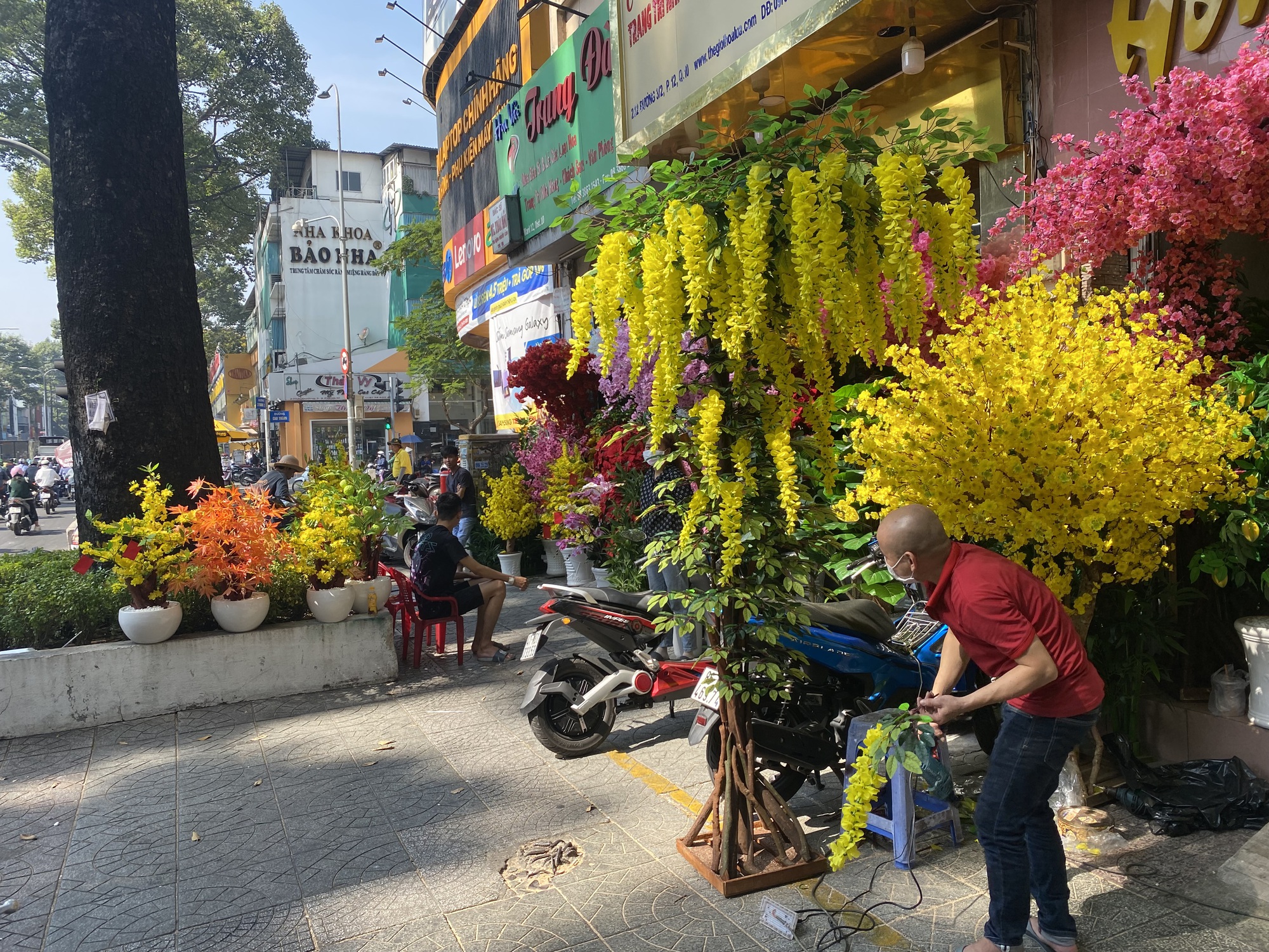 Phố hoa giả ở TP HCM rực rỡ những ngày cận Tết