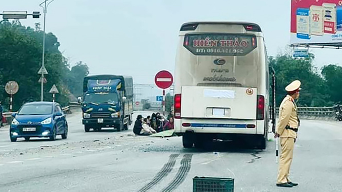 Va chạm xe kh&aacute;ch, 2 người phụ nữ đi xe m&aacute;y tử vong