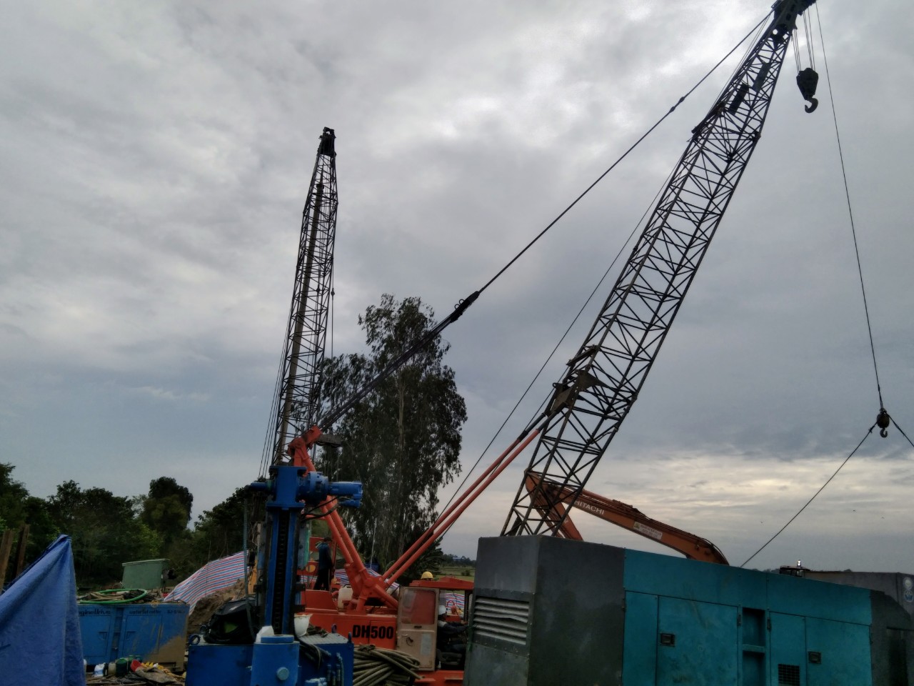 Diễn biến mới nhất vụ b&eacute; trai lọt v&agrave;o trụ b&ecirc;-t&ocirc;ng s&acirc;u 35m - Ảnh 2.
