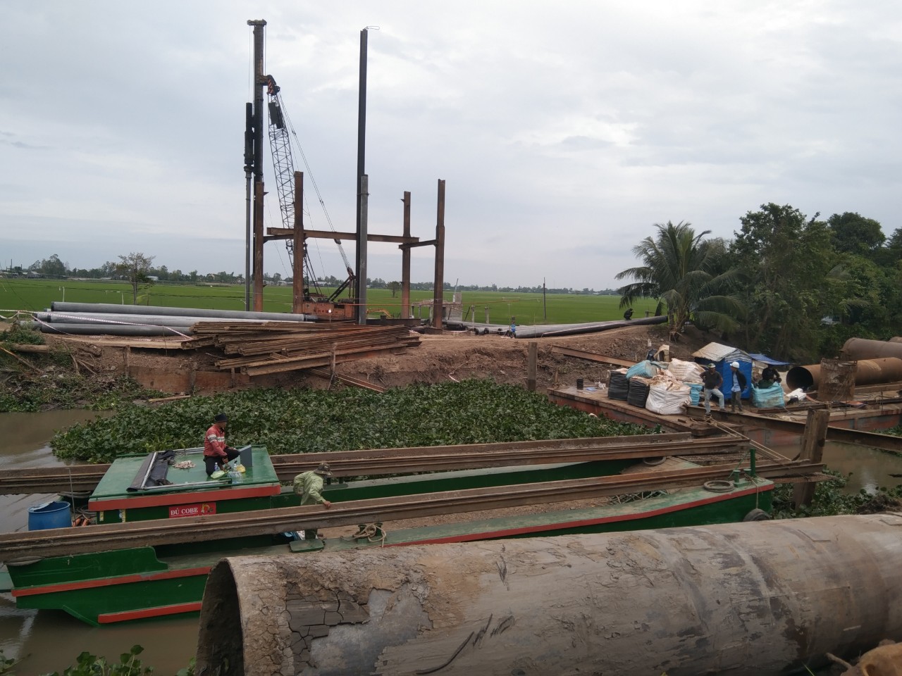 Diễn biến mới nhất vụ b&eacute; trai lọt v&agrave;o trụ b&ecirc;-t&ocirc;ng s&acirc;u 35m - Ảnh 3.