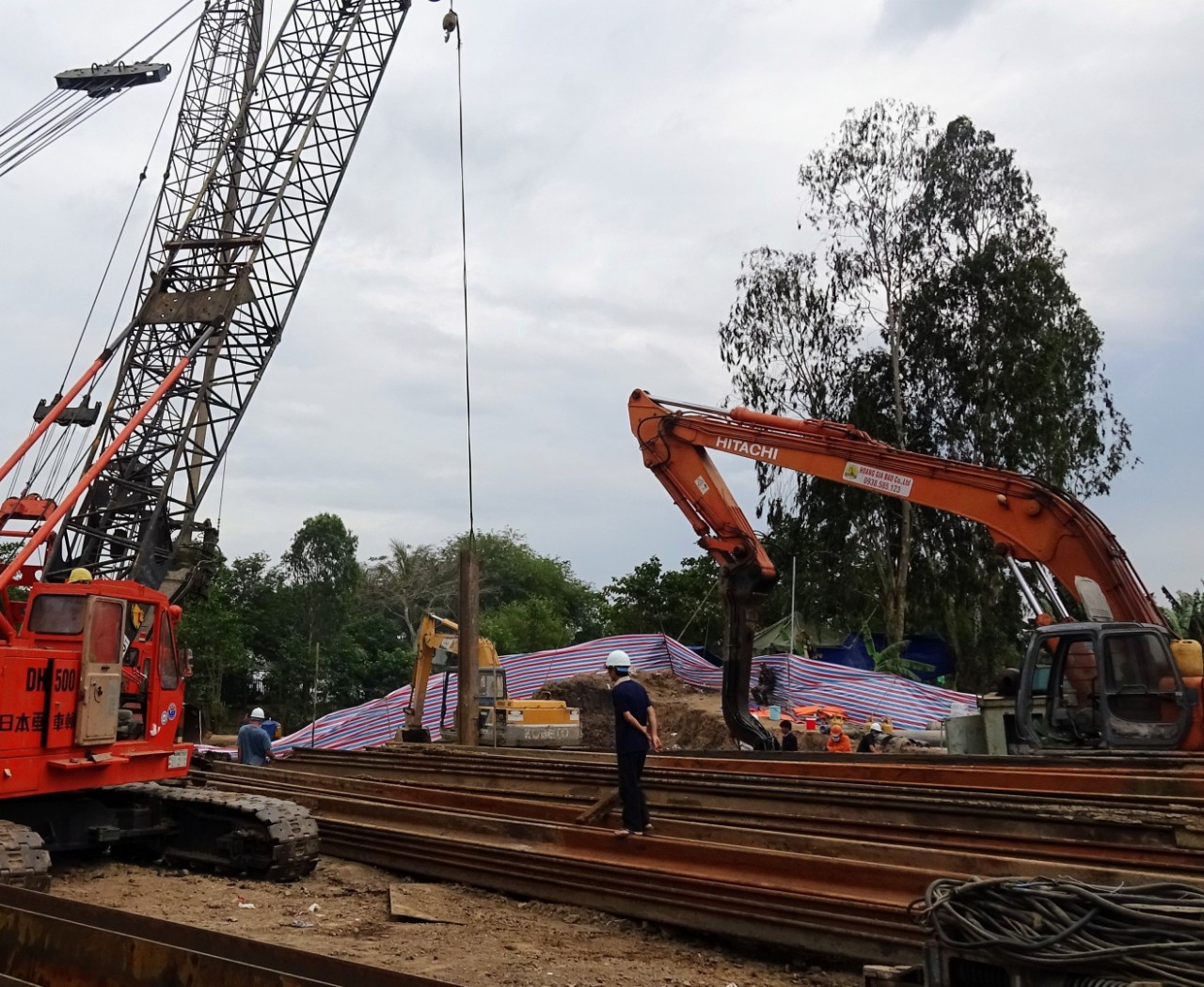 Diễn biến mới nhất vụ b&eacute; trai lọt v&agrave;o trụ b&ecirc;-t&ocirc;ng s&acirc;u 35m - Ảnh 7.