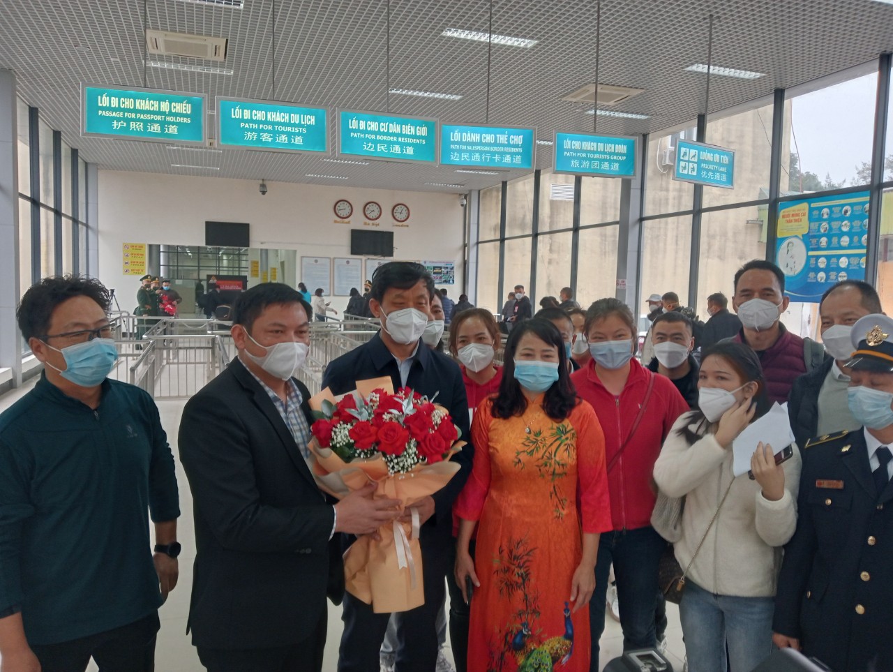 S&aacute;ng 8-1, hơn 1.000 người Trung Quốc l&agrave;m thủ tục xuất cảnh tại Cửa khẩu Quốc tế M&oacute;ng C&aacute;i - Ảnh 6.