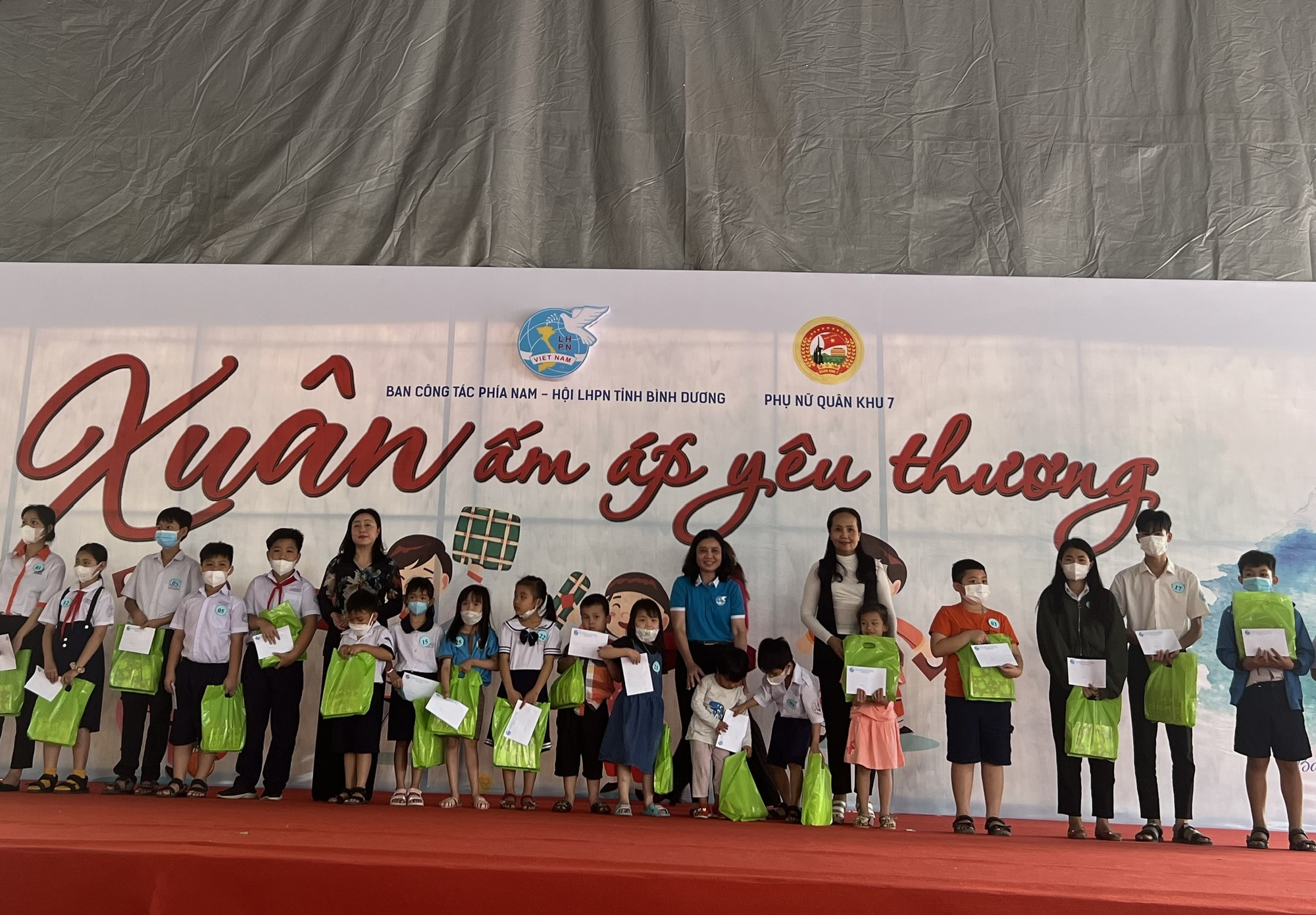 Tết ấm áp với trẻ em khó khăn ở Bình Dương - Ảnh 4.
