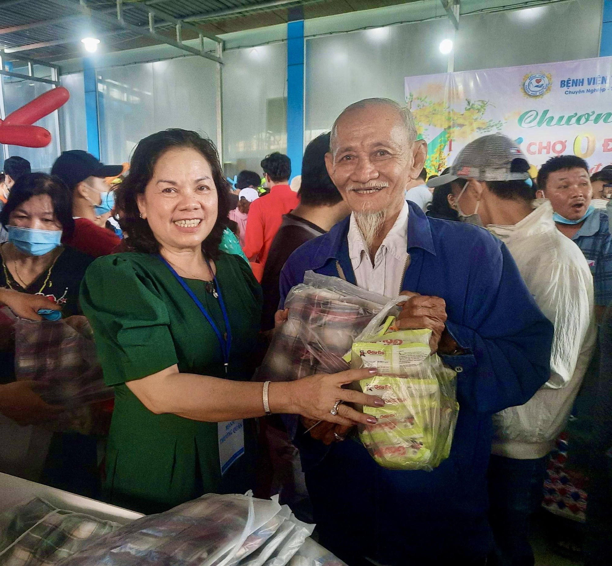 Nghĩa t&igrave;nh với Phi&ecirc;n chợ 0 đồng tại Bệnh viện Thủ Đức - Ảnh 1.