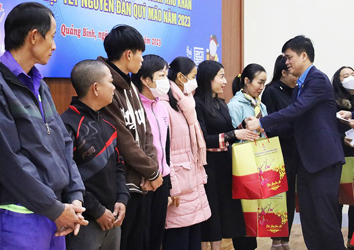 Tặng 200 phần qu&agrave; Tết cho người lao động kh&oacute; khăn ở Quảng B&igrave;nh - Ảnh 1.