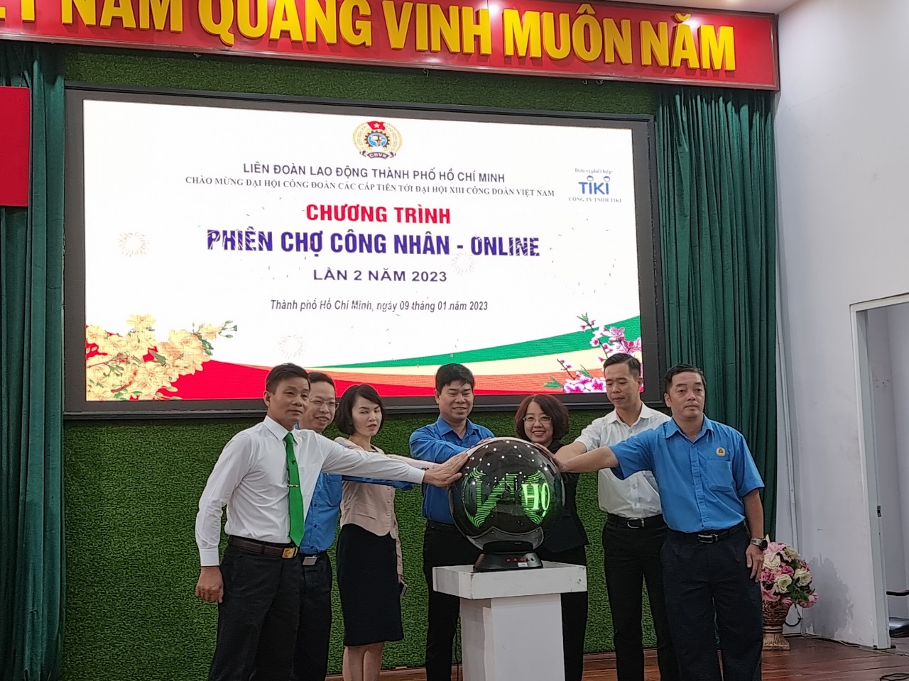 Đo&agrave;n vi&ecirc;n h&agrave;o hứng mua sắm tại Phi&ecirc;n chợ C&ocirc;ng nh&acirc;n &ndash; online&rdquo; - Ảnh 3.