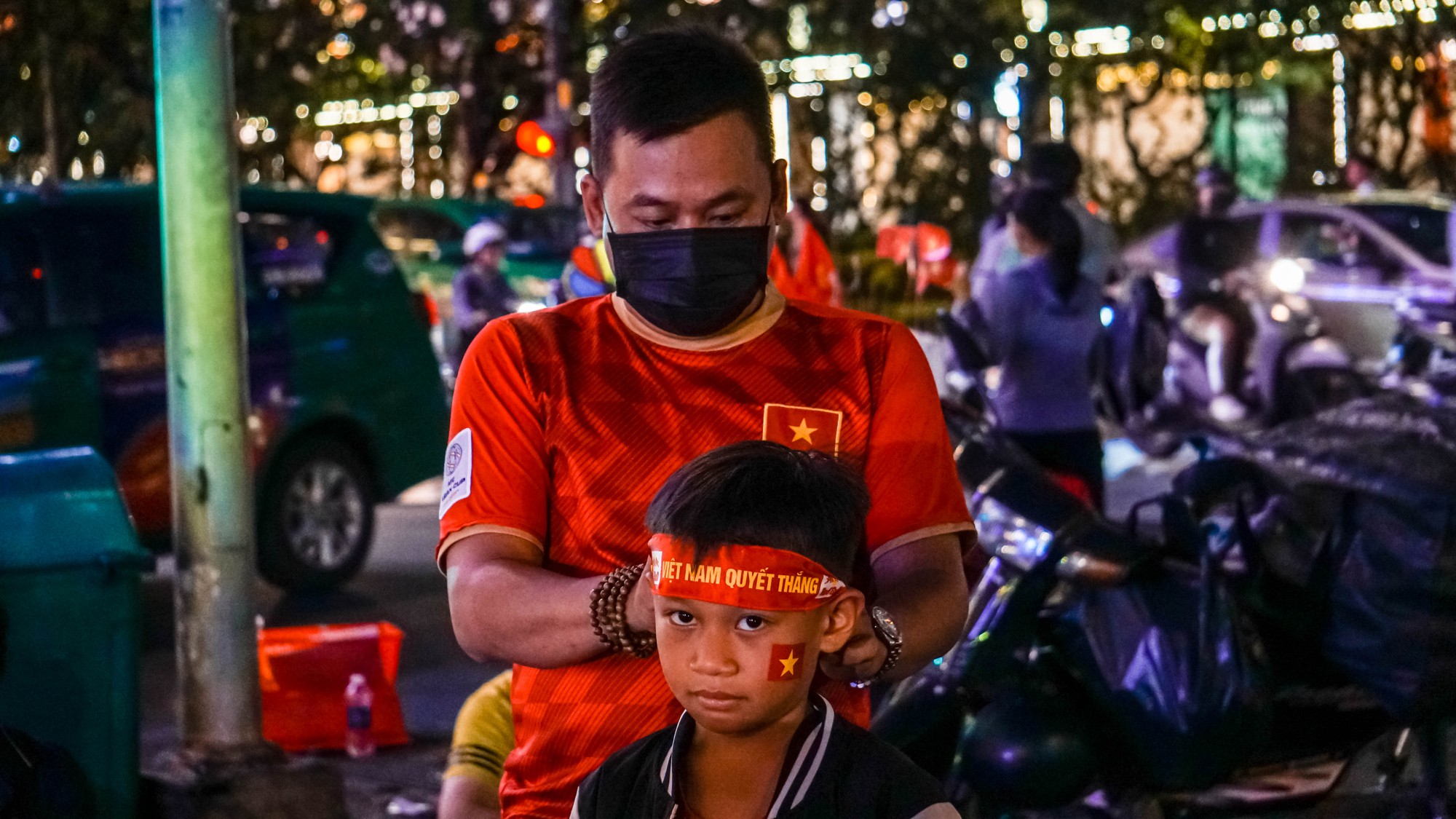 Cổ động viên đi hơn 100 km đến TP HCM cổ vũ đội tuyển Việt Nam - Ảnh 4.