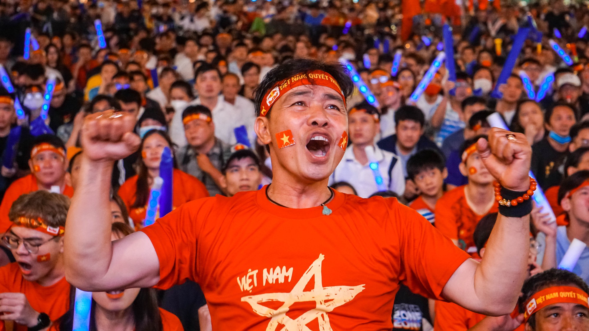 CLIP: Cổ động viên TP HCM bùng nổ khi tuyển Việt Nam vào chung kết AFF Cup