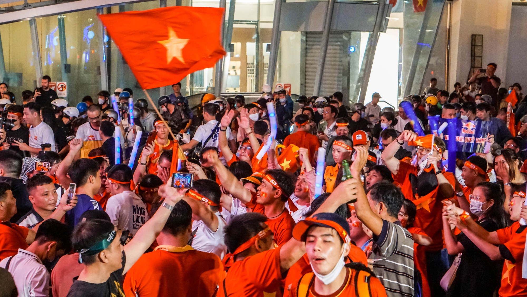 CLIP: Cổ động vi&ecirc;n TP HCM b&ugrave;ng nổ khi tuyển Việt Nam v&agrave;o chung kết AFF Cup  - Ảnh 8.