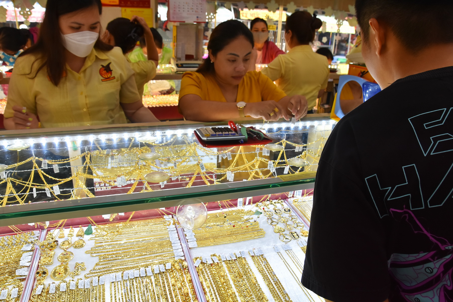 Giá vàng hôm nay 10-1: Vàng nhẫn và SJC cùng đảo chiều đi xuống