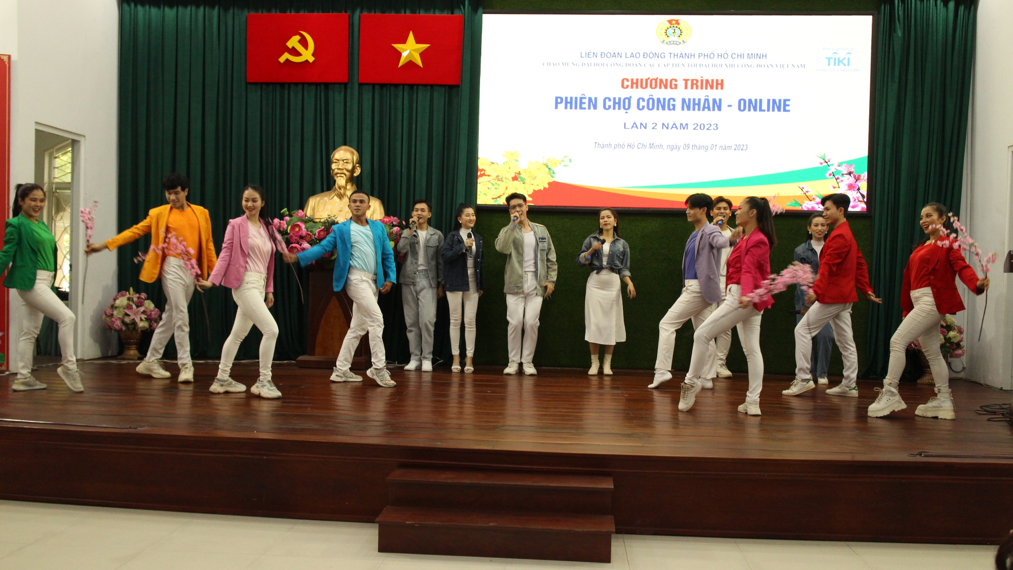 Đo&agrave;n vi&ecirc;n h&agrave;o hứng mua sắm tại Phi&ecirc;n chợ C&ocirc;ng nh&acirc;n &ndash; online&rdquo; - Ảnh 2.