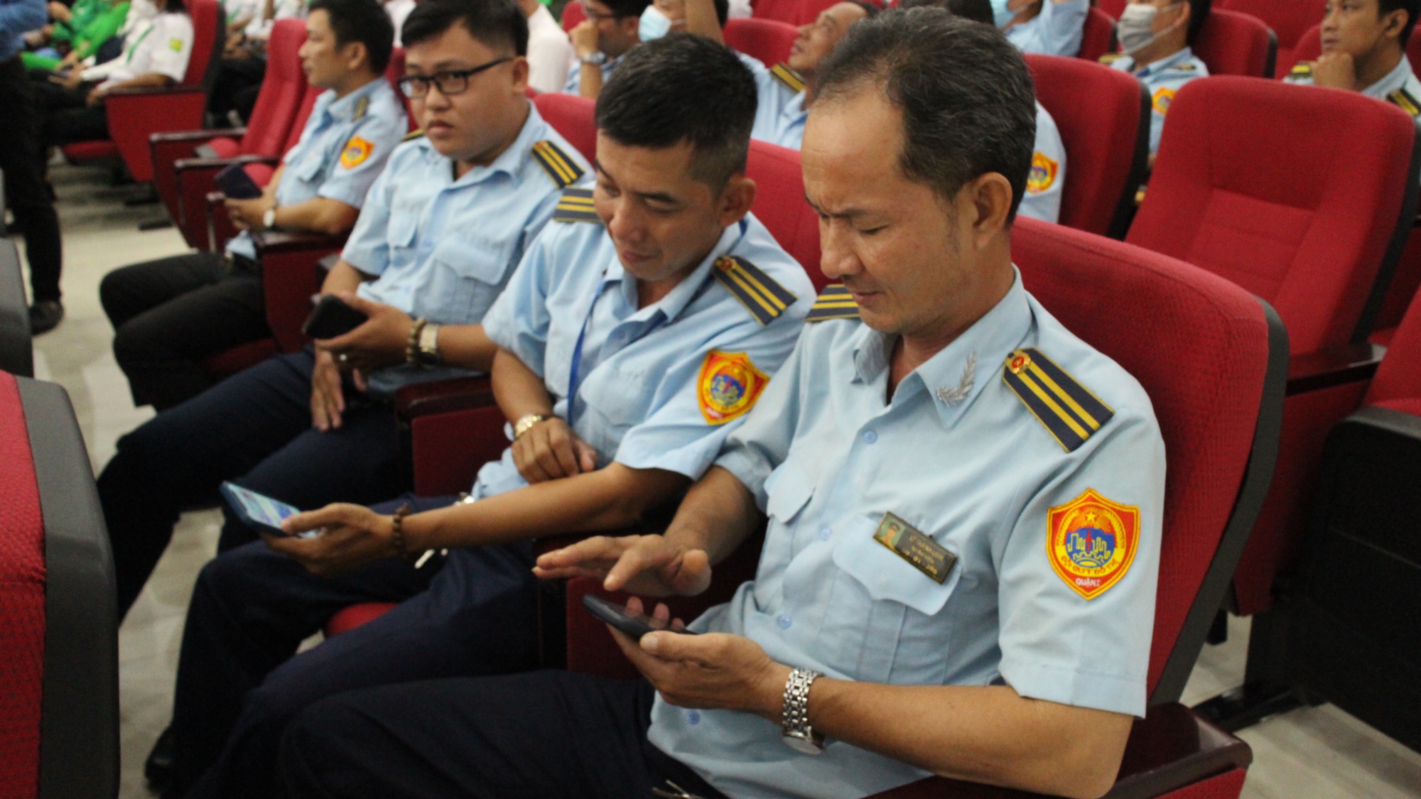 Đo&agrave;n vi&ecirc;n h&agrave;o hứng mua sắm tại Phi&ecirc;n chợ C&ocirc;ng nh&acirc;n &ndash; online&rdquo; - Ảnh 1.