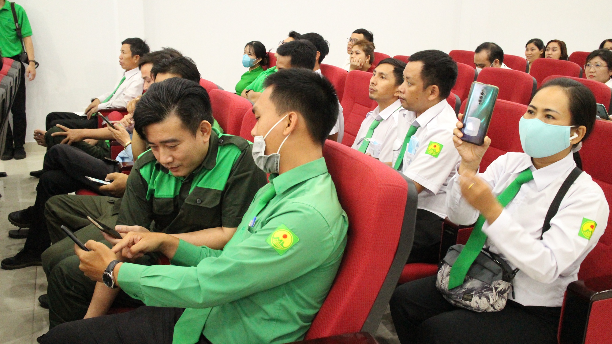 Đo&agrave;n vi&ecirc;n h&agrave;o hứng mua sắm tại Phi&ecirc;n chợ C&ocirc;ng nh&acirc;n &ndash; online&rdquo; - Ảnh 5.