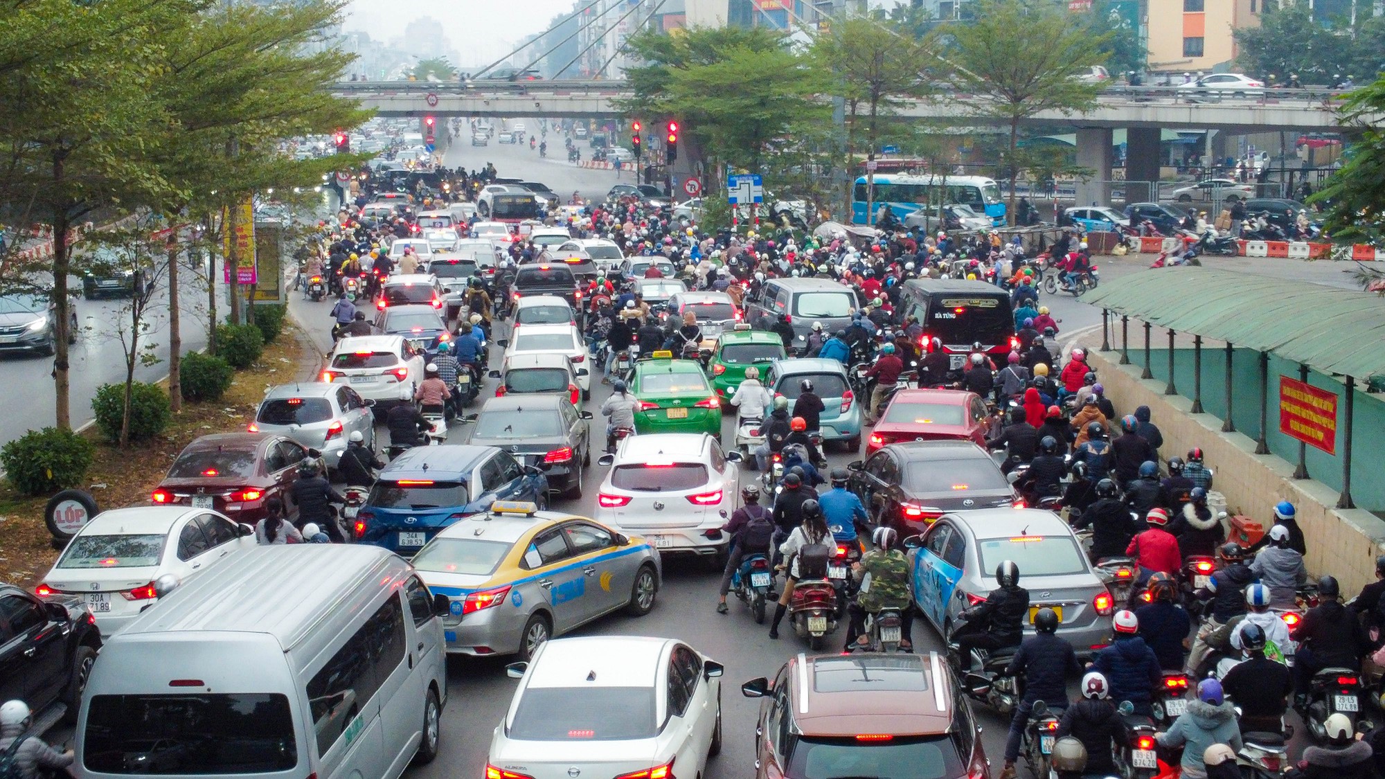 H&igrave;nh ảnh giao th&ocirc;ng tại điểm n&oacute;ng Ng&atilde; Tư Sở  trong ng&agrave;y đầu ph&acirc;n luồng - Ảnh 11.