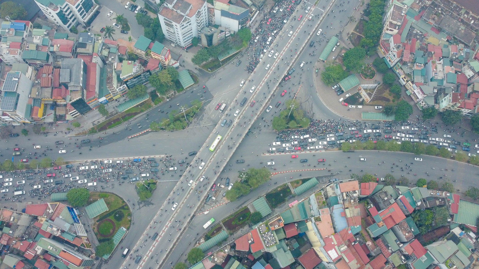 H&igrave;nh ảnh giao th&ocirc;ng tại điểm n&oacute;ng Ng&atilde; Tư Sở  trong ng&agrave;y đầu ph&acirc;n luồng - Ảnh 7.