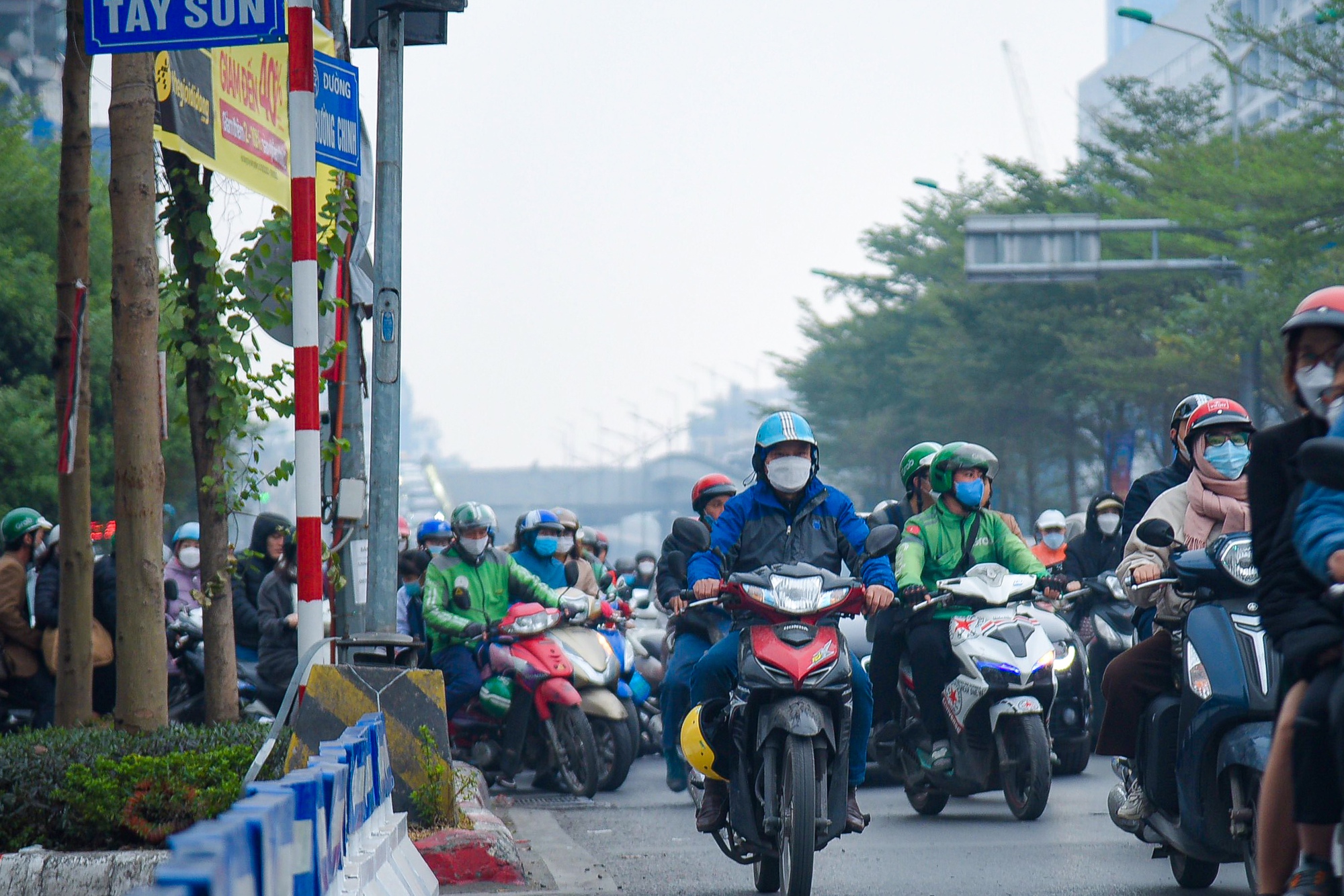 H&igrave;nh ảnh giao th&ocirc;ng tại điểm n&oacute;ng Ng&atilde; Tư Sở  trong ng&agrave;y đầu ph&acirc;n luồng - Ảnh 4.