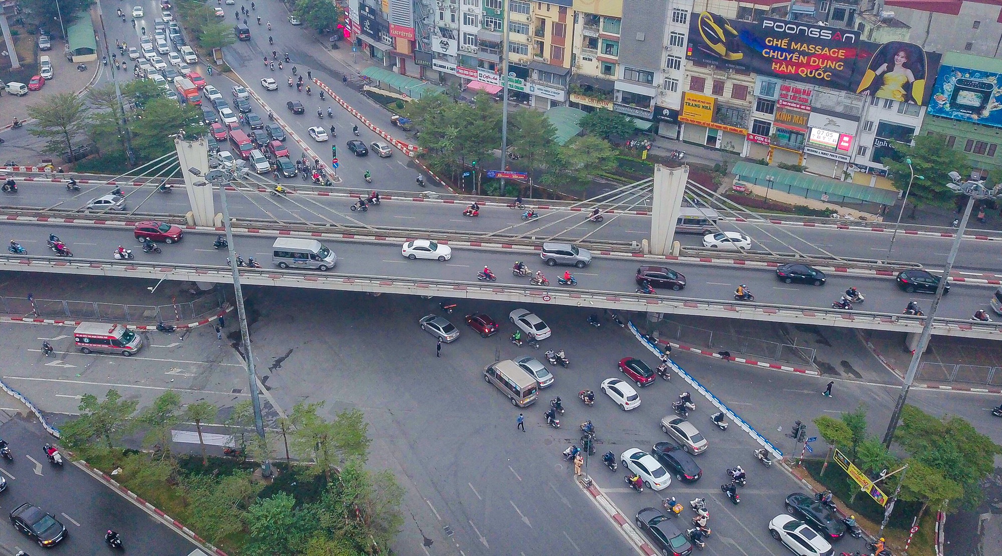 H&igrave;nh ảnh giao th&ocirc;ng tại điểm n&oacute;ng Ng&atilde; Tư Sở  trong ng&agrave;y đầu ph&acirc;n luồng - Ảnh 1.