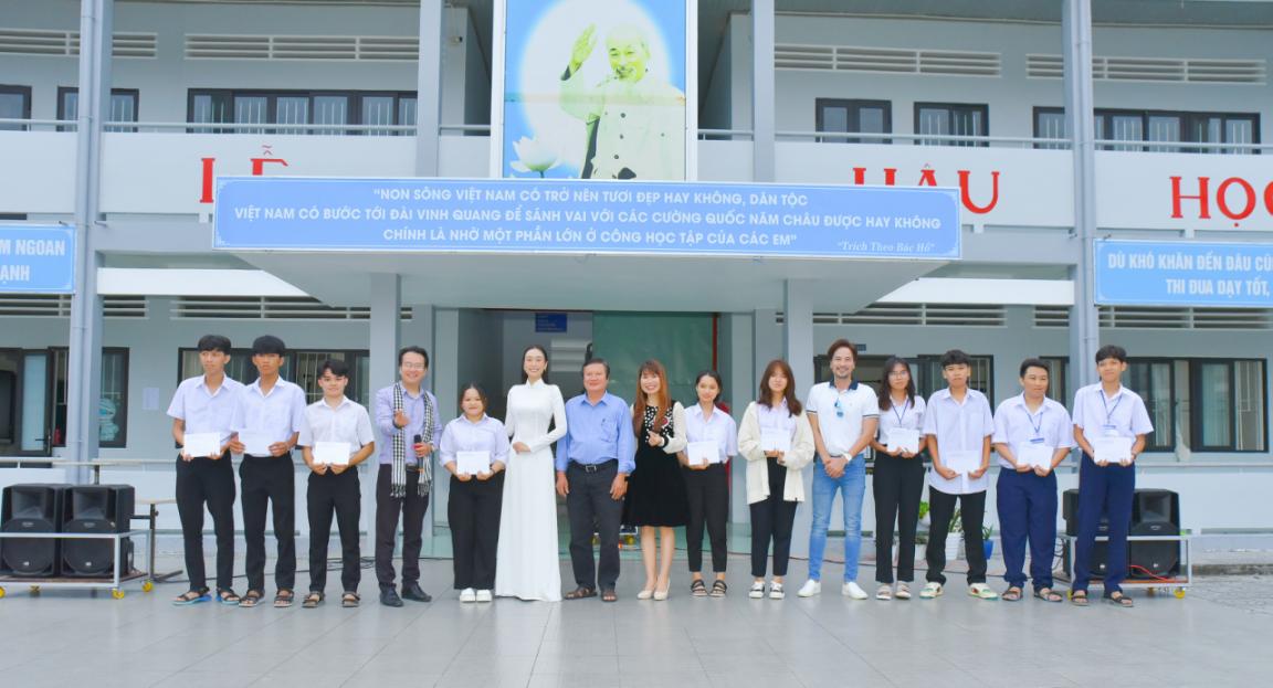 Diễn vi&ecirc;n Đo&agrave;n Minh T&agrave;i c&ugrave;ng quỹ Tr&aacute;i tim nh&acirc;n &aacute;i trao y&ecirc;u thương tại C&ocirc;n Đảo - Ảnh 3.