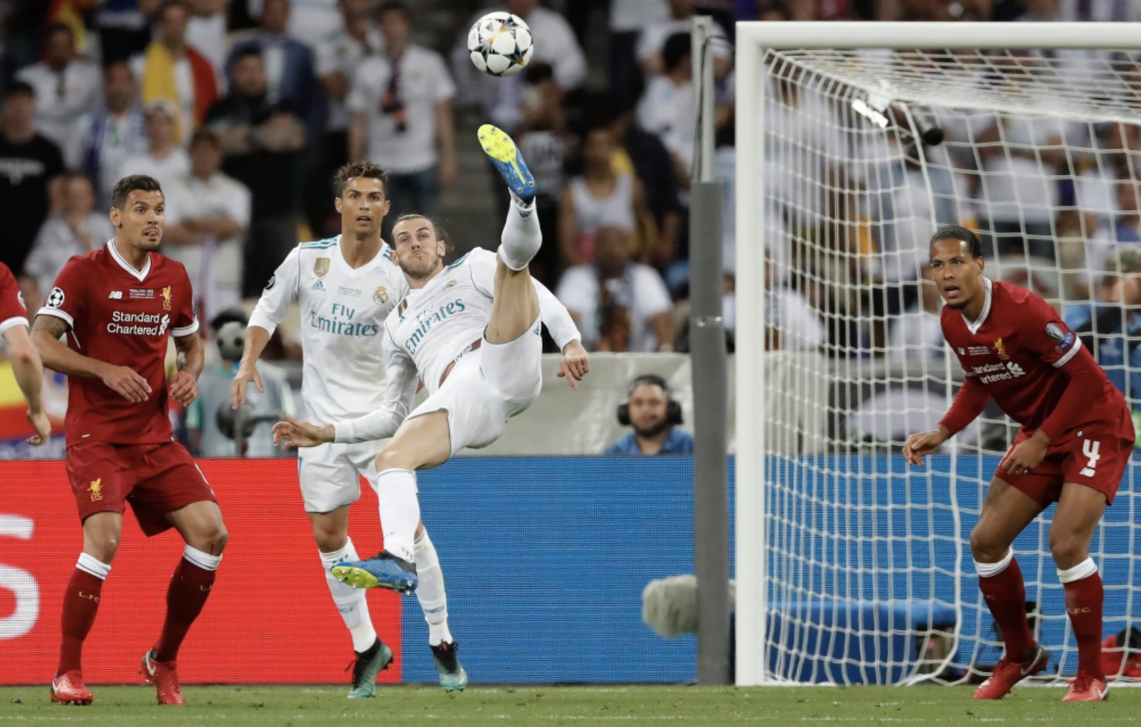 Gareth Bale tuy&ecirc;n bố giải nghệ, Xứ Wales tiếc nhớ thủ lĩnh si&ecirc;u sao - Ảnh 7.