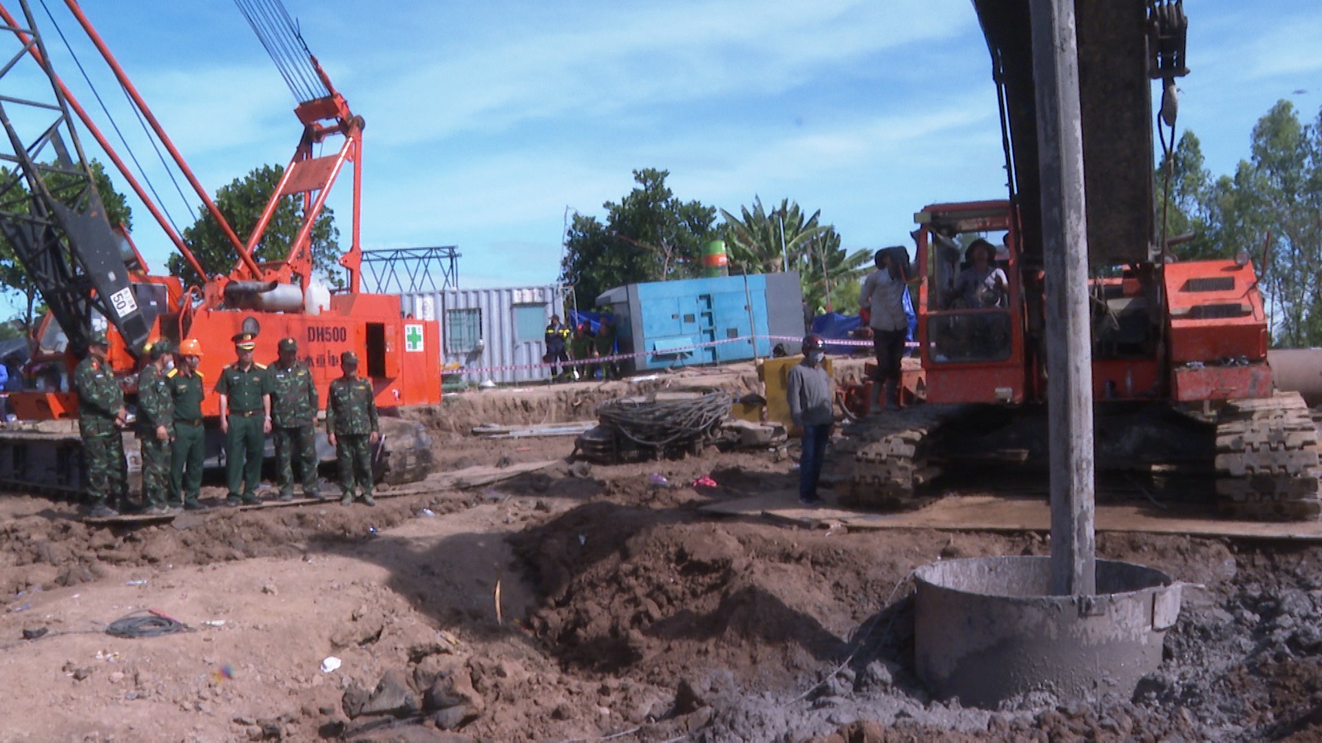 Toàn cảnh 10 ngày nỗ lực cứu bé trai lọt vào trụ bê-tông - Ảnh 4.