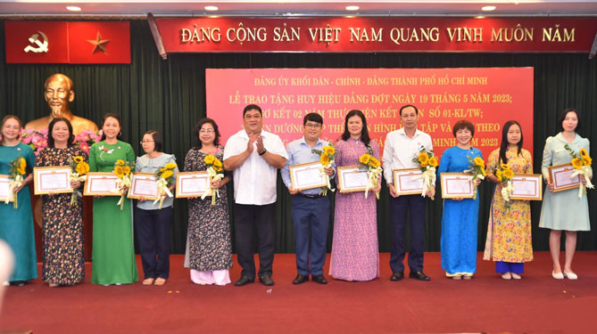 Thường xuyên "tự soi", "tự sửa"