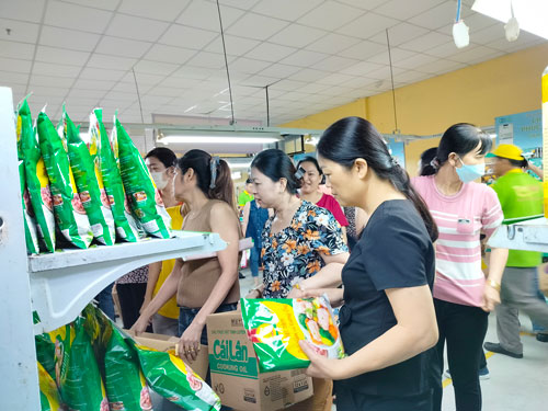 Phiên chợ đặc biệt ở nhà máy