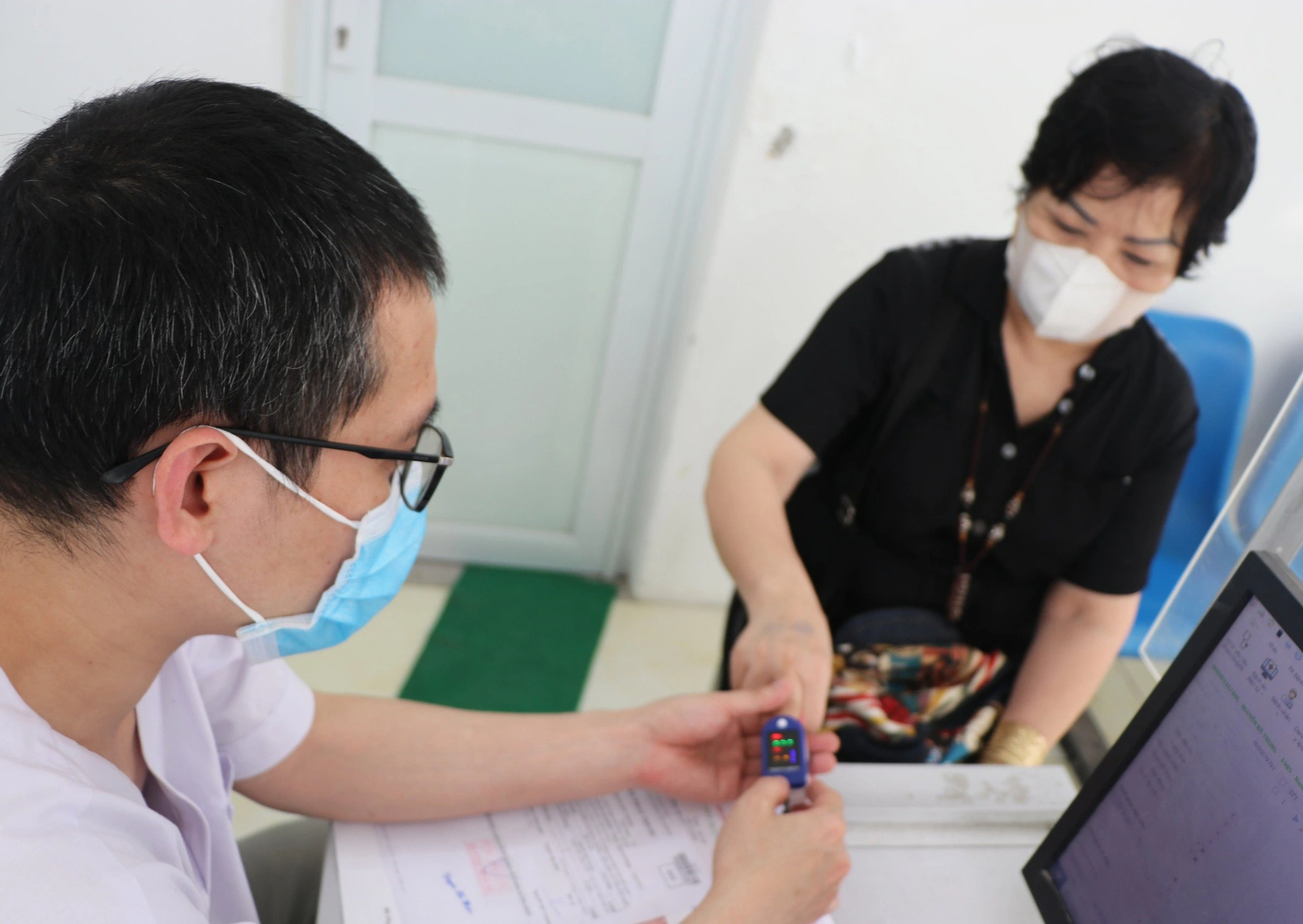 Dịch COVID-19 hôm nay: Ca nhiễm và bệnh nhân nặng đều giảm