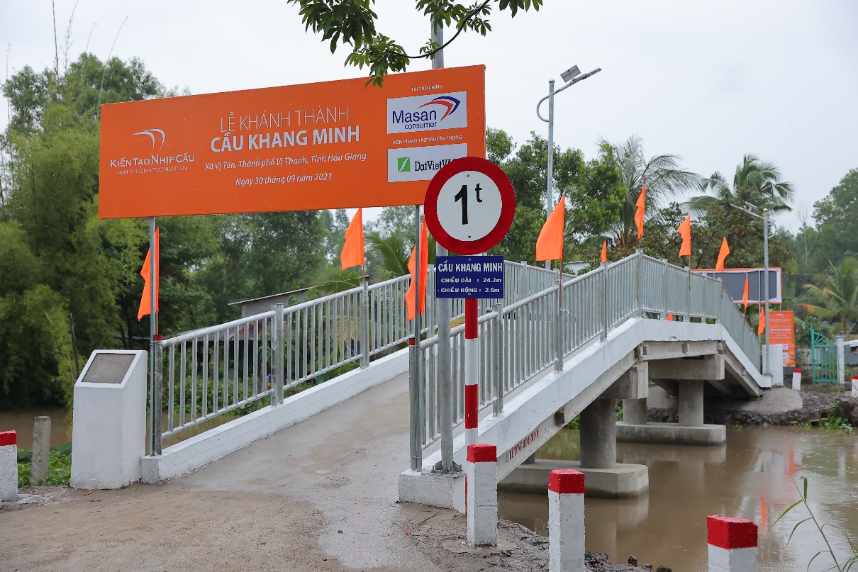 Quỹ Nam Phương kh&aacute;nh th&agrave;nh cầu Khang Minh (Hậu Giang): Trẻ em an t&acirc;m đến trường - Ảnh 2.