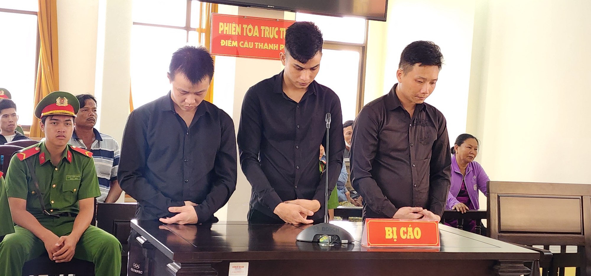 Chém nhân viên quán nhậu vì bị nữ tiếp viên đòi “tiền bo”