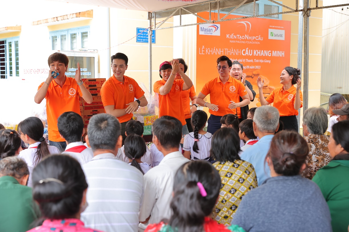 Quỹ Nam Phương kh&aacute;nh th&agrave;nh cầu Khang Minh (Hậu Giang): Trẻ em an t&acirc;m đến trường - Ảnh 4.