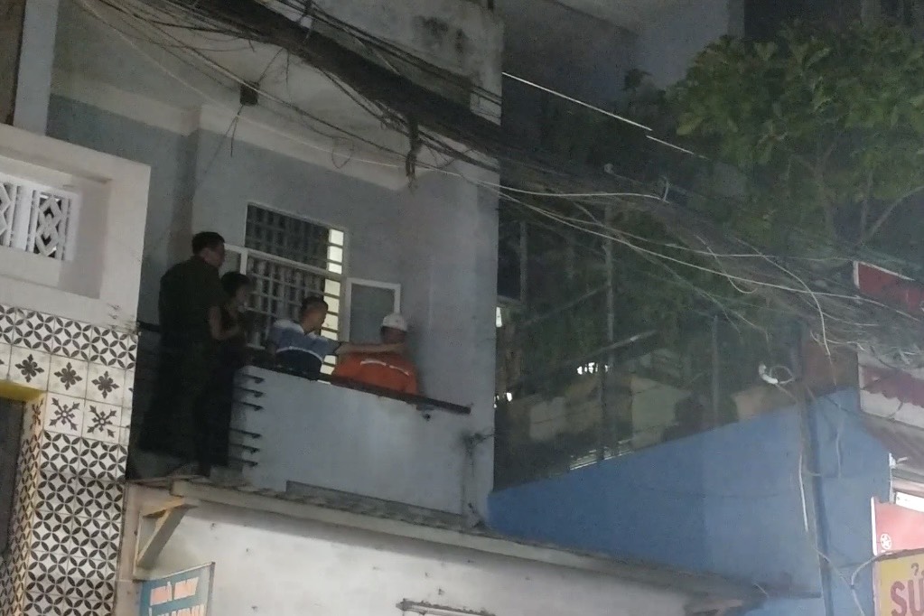 TP HCM: Người đàn ông nằm bất động trên mái tôn, nghi bị điện giật