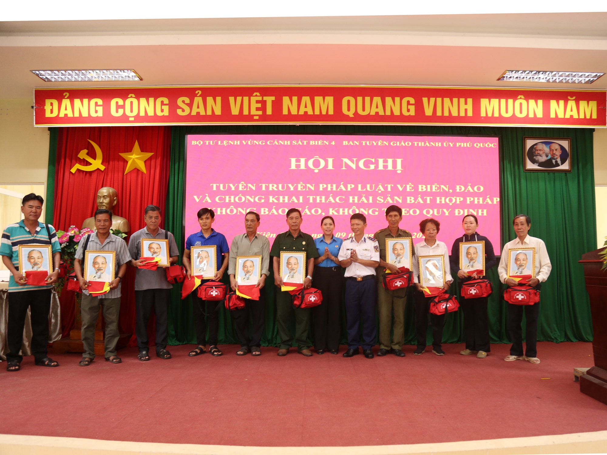V&ugrave;ng Cảnh s&aacute;t biển 4 trao cờ Tổ quốc v&agrave; tuy&ecirc;n truyền về IUU - Ảnh 4.