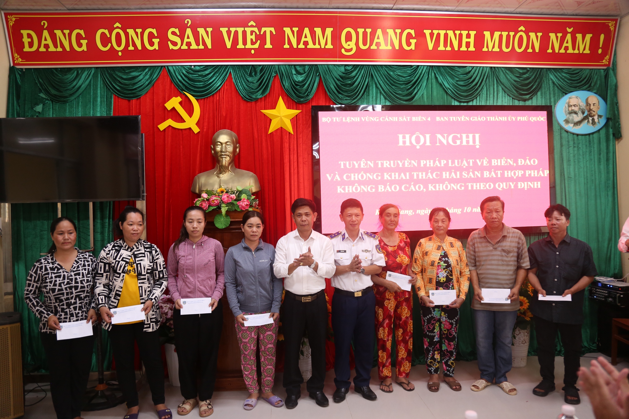 V&ugrave;ng Cảnh s&aacute;t biển 4 trao cờ Tổ quốc v&agrave; tuy&ecirc;n truyền về IUU - Ảnh 5.