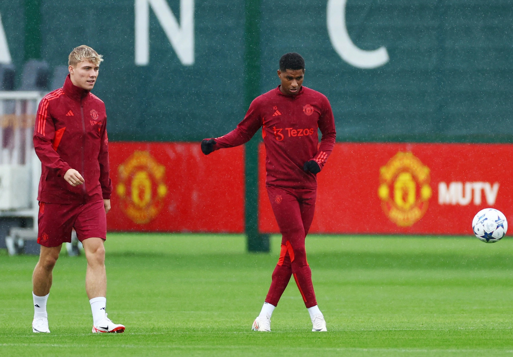 Truyền thông Anh châm ngòi cuộc chiến trên hàng công Man United - Ảnh 2.